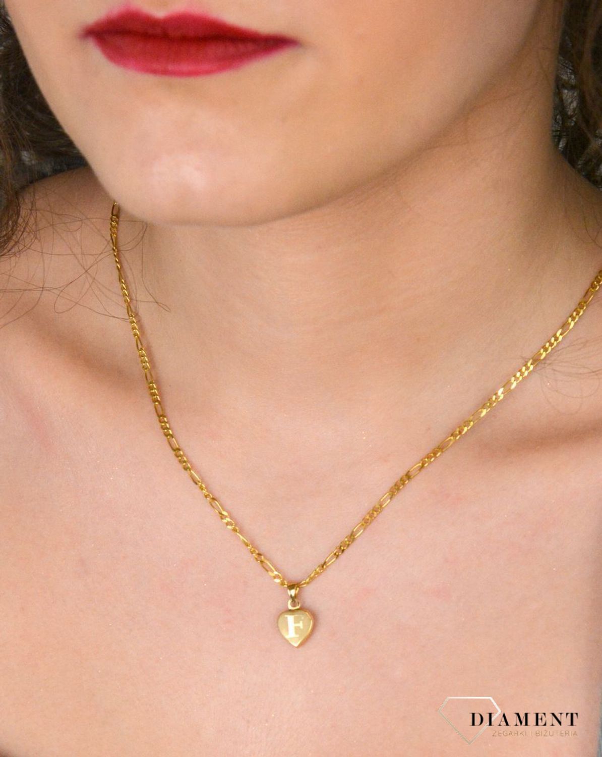 Złota zawieszka 333 literka F w serduszku DIA-ZAW-8623-333 Piękny, złoty wisiorek o ciekawym wzorze wykonany z żółtego złota. Ta zawieszka będzie idealną ozdobą zarówno codziennych stylizacji 1.jpg