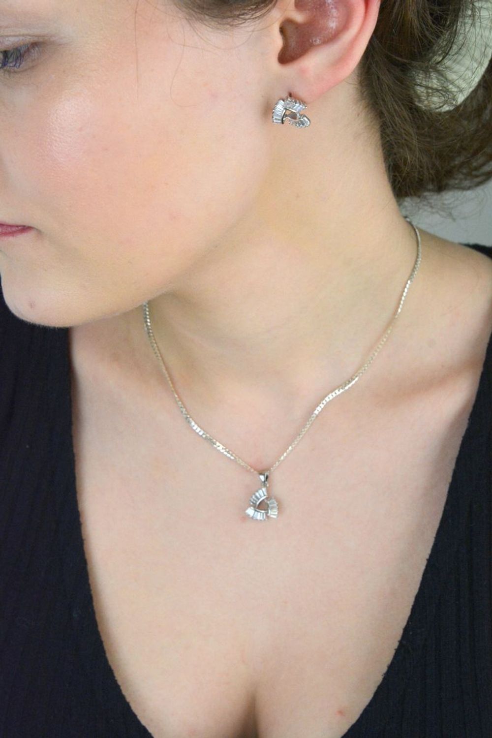 Nowoczesna srebrna zawieszka damska o geometrycznym kształcie, zdobiona cyrkoniami. Próba 925, długość 2,0 cm, szerokość 1,2 cm, waga 1,70 g – subtelna biżuteria z charakterem.1.jpg