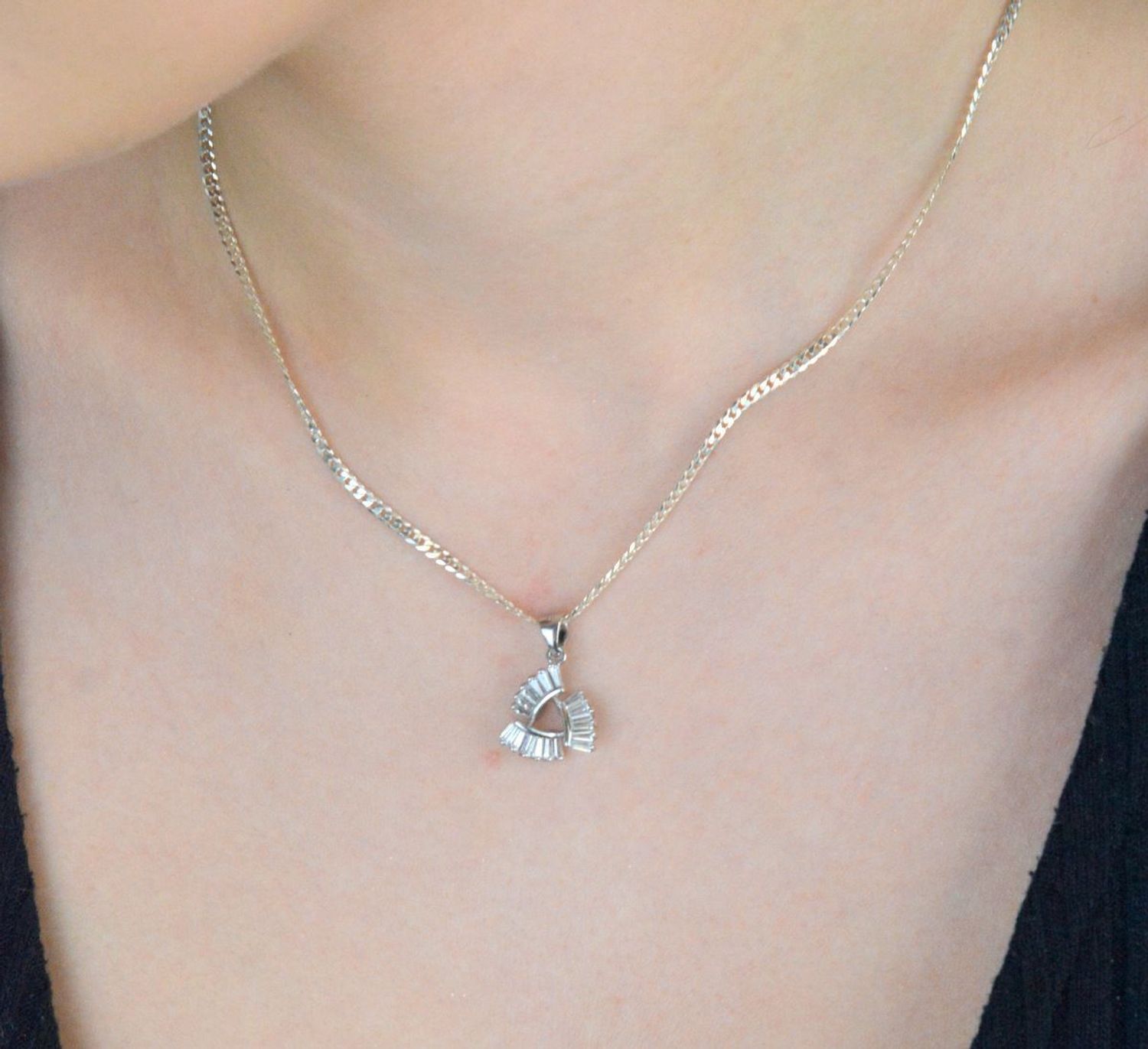 Nowoczesna srebrna zawieszka damska o geometrycznym kształcie, zdobiona cyrkoniami. Próba 925, długość 2,0 cm, szerokość 1,2 cm, waga 1,70 g – subtelna biżuteria z charakterem.1.jpg