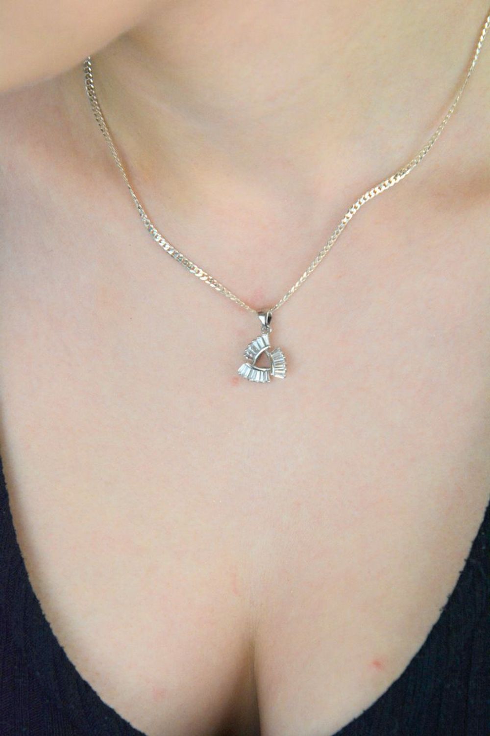 Nowoczesna srebrna zawieszka damska o geometrycznym kształcie, zdobiona cyrkoniami. Próba 925, długość 2,0 cm, szerokość 1,2 cm, waga 1,70 g – subtelna biżuteria z charakterem.1.jpg