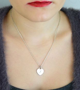 Srebrna zawieszka DIA-ZAW-8635-925 – delikatne serduszko z literką J, wykonane ze srebra próby 925. Wymiary 1,5 × 1,9 cm, waga ok. 1,8 g. Uroczy i symboliczny dodatek idealny na prezent dla bliskiej osoby (1).JPG