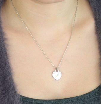 Srebrna zawieszka DIA-ZAW-8635-925 – delikatne serduszko z literką J, wykonane ze srebra próby 925. Wymiary 1,5 × 1,9 cm, waga ok. 1,8 g. Uroczy i symboliczny dodatek idealny na prezent dla bliskiej osoby (2).JPG