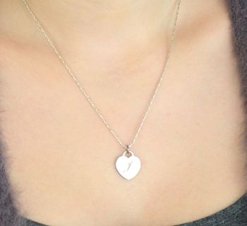 Srebrna zawieszka DIA-ZAW-8635-925 – delikatne serduszko z literką J, wykonane ze srebra próby 925. Wymiary 1,5 × 1,9 cm, waga ok. 1,8 g. Uroczy i symboliczny dodatek idealny na prezent dla bliskiej osoby (3).JPG