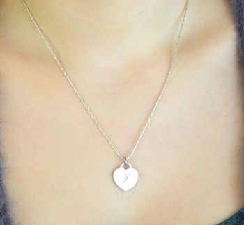 Srebrna zawieszka DIA-ZAW-8635-925 – delikatne serduszko z literką J, wykonane ze srebra próby 925. Wymiary 1,5 × 1,9 cm, waga ok. 1,8 g. Uroczy i symboliczny dodatek idealny na prezent dla bliskiej osoby (4).JPG