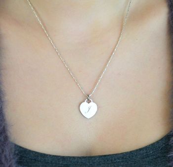 Srebrna zawieszka DIA-ZAW-8635-925 – delikatne serduszko z literką J, wykonane ze srebra próby 925. Wymiary 1,5 × 1,9 cm, waga ok. 1,8 g. Uroczy i symboliczny dodatek idealny na prezent dla bliskiej osoby (5).JPG