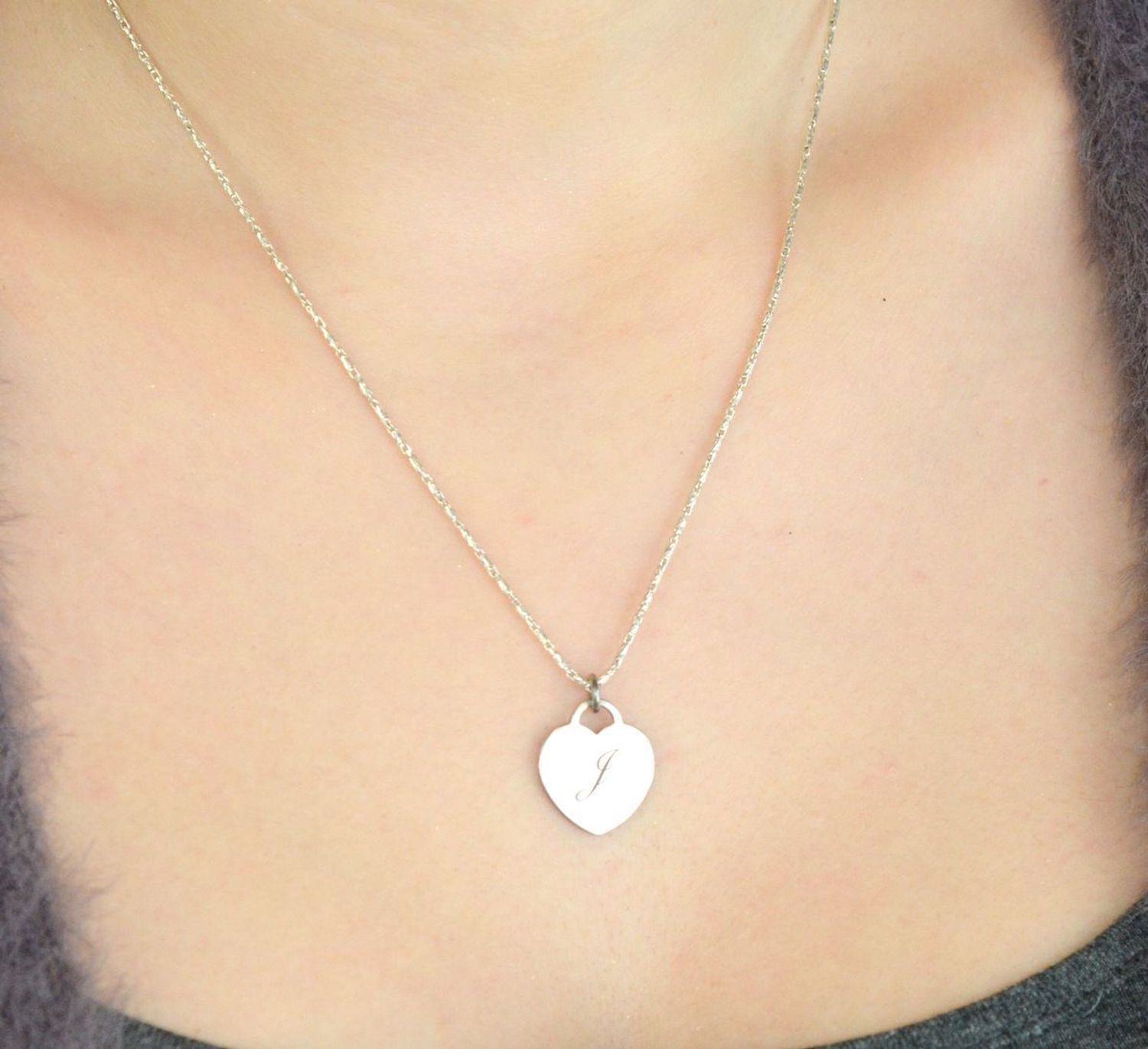Srebrna zawieszka DIA-ZAW-8635-925 – delikatne serduszko z literką J, wykonane ze srebra próby 925. Wymiary 1,5 × 1,9 cm, waga ok. 1,8 g.1.jpg