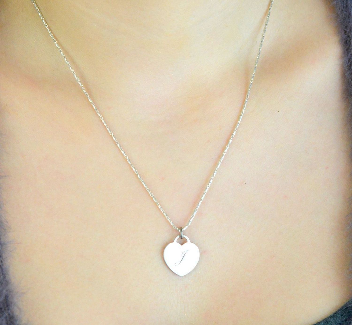 Srebrna zawieszka DIA-ZAW-8635-925 – delikatne serduszko z literką J, wykonane ze srebra próby 925. Wymiary 1,5 × 1,9 cm, waga ok. 1,8 g.1.jpg