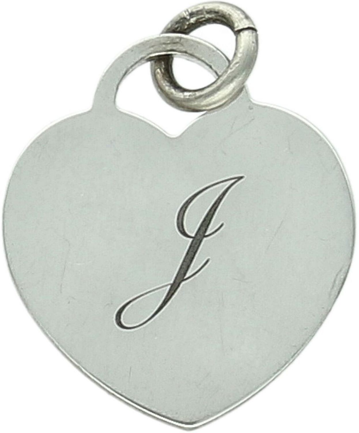 Srebrna zawieszka DIA-ZAW-8635-925 – delikatne serduszko z literką J, wykonane ze srebra próby 925. Wymiary 1,5 × 1,9 cm, waga ok. 1,8 g.1.jpg