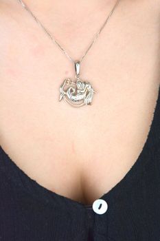 Srebrna zawieszka z motywem zodiakalnym – Wodnik. Wykonana ze srebra próby 925. Wymiary 3,2 × 2,5 cm, waga 4,59 g. Idealna na prezent dla osób spod znaku Wodnika (1).JPG