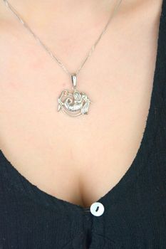 Srebrna zawieszka z motywem zodiakalnym – Wodnik. Wykonana ze srebra próby 925. Wymiary 3,2 × 2,5 cm, waga 4,59 g. Idealna na prezent dla osób spod znaku Wodnika (3).JPG