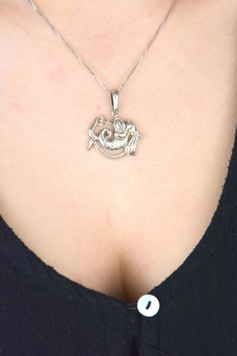 Srebrna zawieszka z motywem zodiakalnym – Wodnik. Wykonana ze srebra próby 925. Wymiary 3,2 × 2,5 cm, waga 4,59 g. Idealna na prezent dla osób spod znaku Wodnika.1.jpg