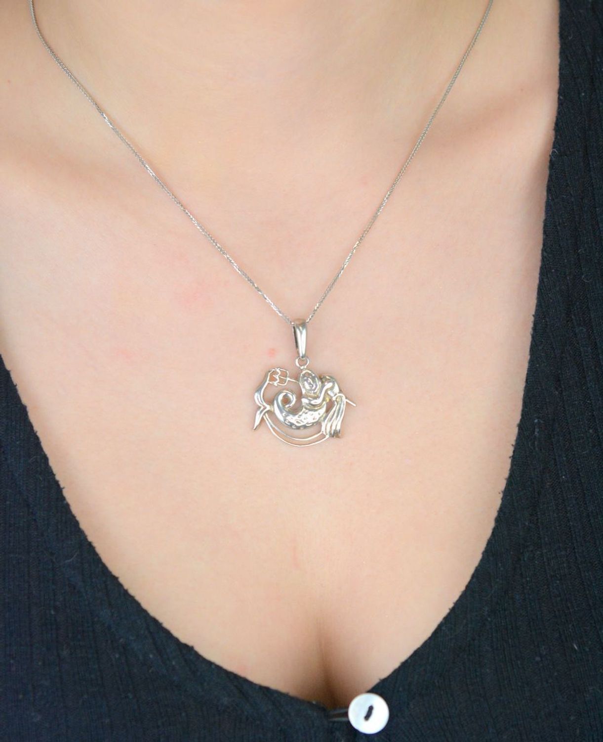 Srebrna zawieszka z motywem zodiakalnym – Wodnik. Wykonana ze srebra próby 925. Wymiary 3,2 × 2,5 cm, waga 4,59 g. Idealna na prezent dla osób spod znaku Wodnika.1.jpg