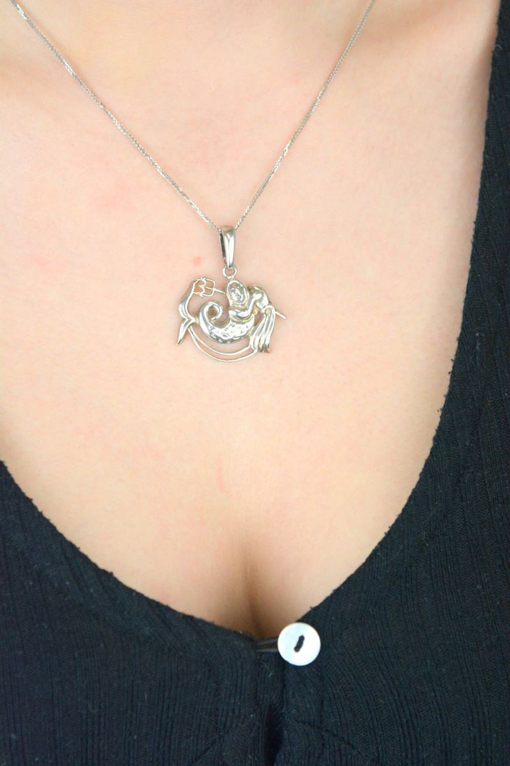 Srebrna zawieszka z motywem zodiakalnym – Wodnik. Wykonana ze srebra próby 925. Wymiary 3,2 × 2,5 cm, waga 4,59 g. Idealna na prezent dla osób spod znaku Wodnika.1.jpg