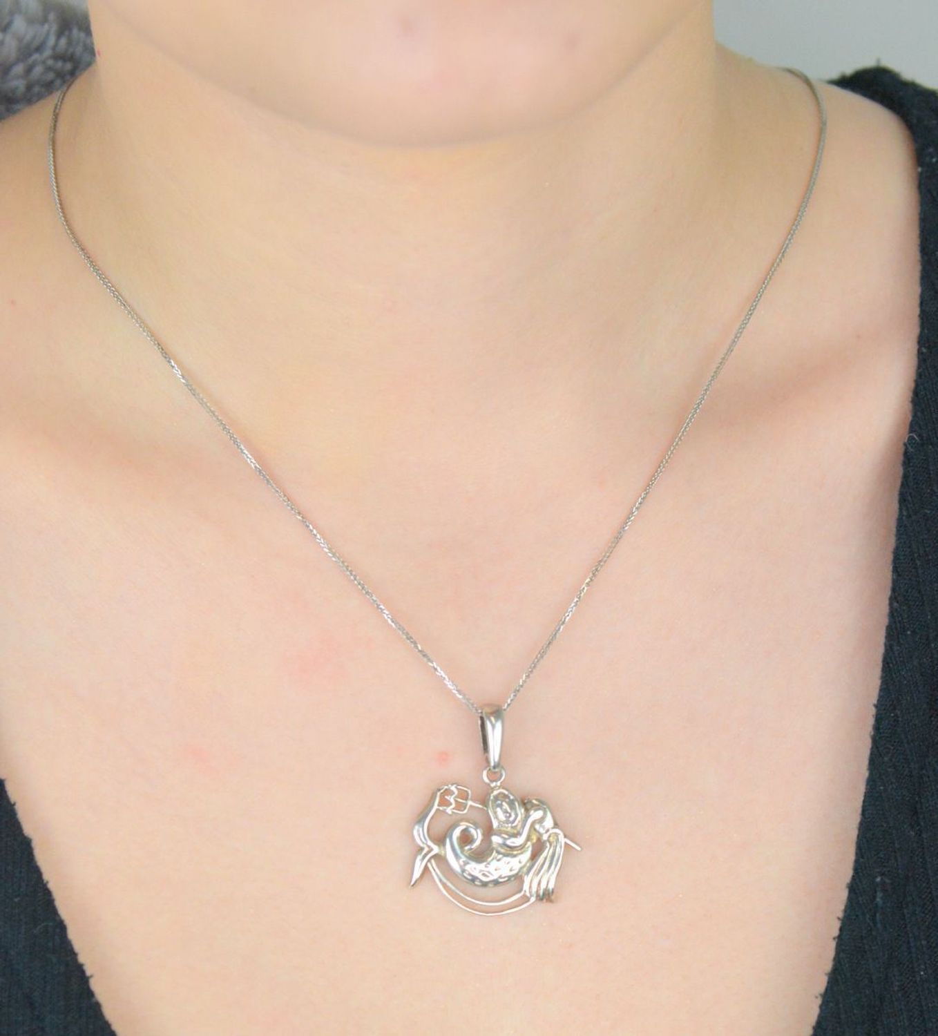 Srebrna zawieszka z motywem zodiakalnym – Wodnik. Wykonana ze srebra próby 925. Wymiary 3,2 × 2,5 cm, waga 4,59 g. Idealna na prezent dla osób spod znaku Wodnika.1.jpg