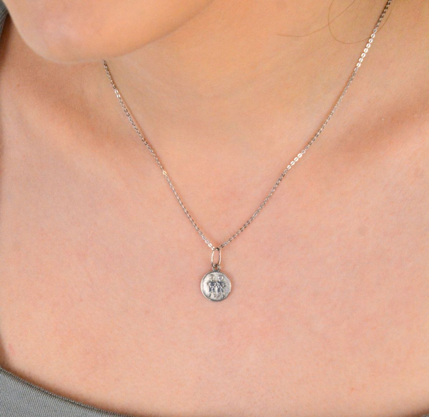 Zawieszka srebrna próba 925 znak zodiaku bliźnięta DIA-ZAW-8663-925 Zawieszka z symbolem znaku zodiaku Bliźnięta to nie tylko biżuteria – to osobisty talizman, który podkreśla Twoją unikalność.1.jpg