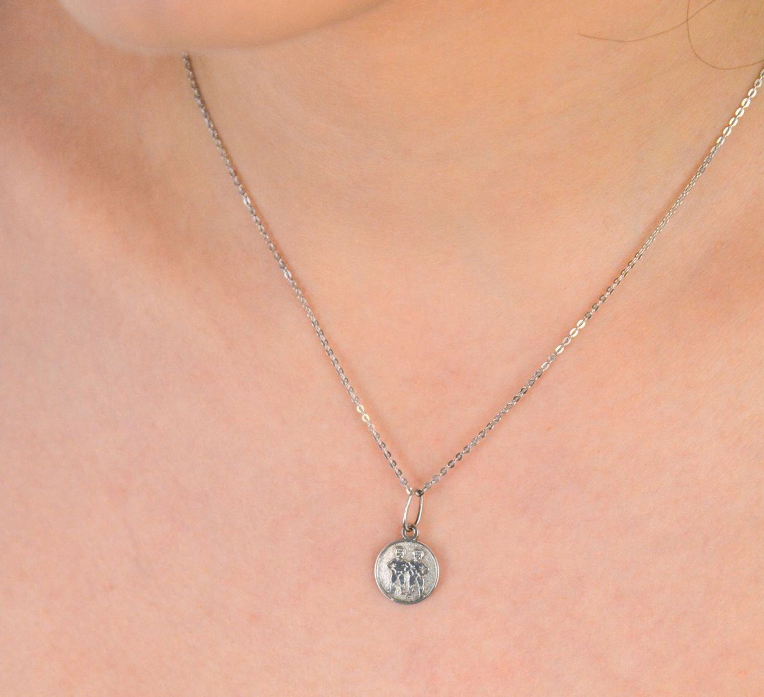 Zawieszka srebrna próba 925 znak zodiaku bliźnięta DIA-ZAW-8663-925 Zawieszka z symbolem znaku zodiaku Bliźnięta to nie tylko biżuteria – to osobisty talizman, który podkreśla Twoją unikalność.1.jpg