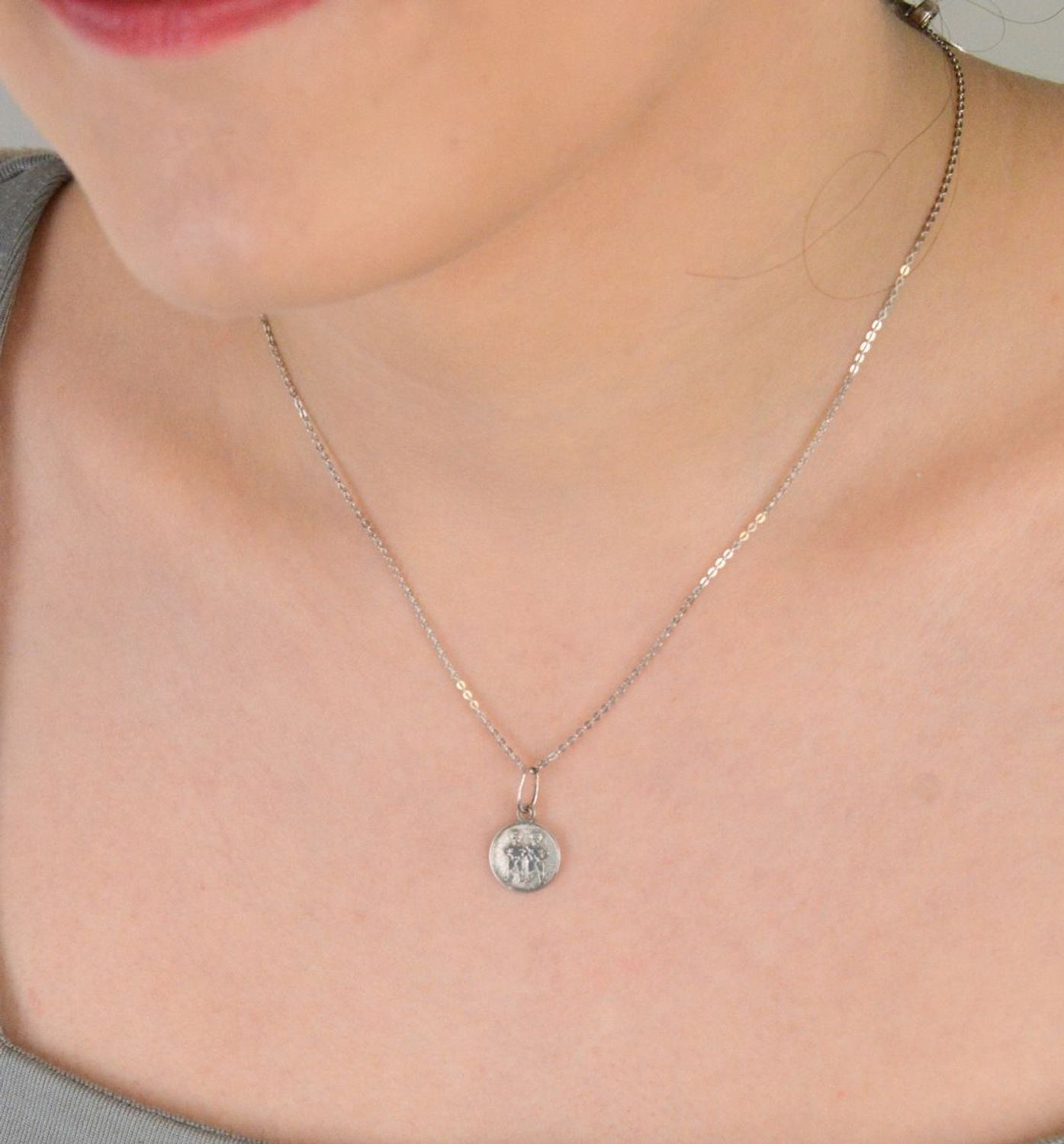 Zawieszka srebrna próba 925 znak zodiaku bliźnięta DIA-ZAW-8663-925 Zawieszka z symbolem znaku zodiaku Bliźnięta to nie tylko biżuteria – to osobisty talizman, który podkreśla Twoją unikalność.1.jpg