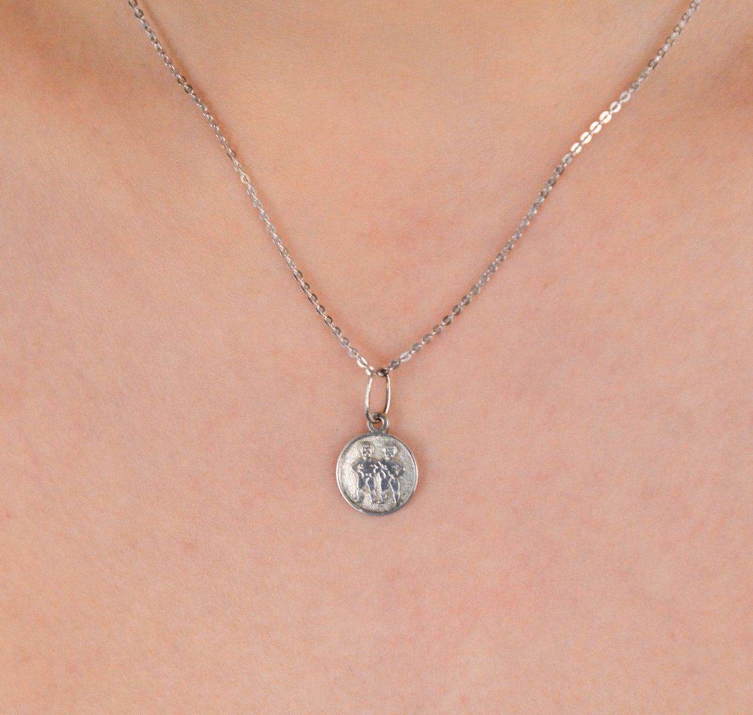 Zawieszka srebrna próba 925 znak zodiaku bliźnięta DIA-ZAW-8663-925 Zawieszka z symbolem znaku zodiaku Bliźnięta to nie tylko biżuteria – to osobisty talizman, który podkreśla Twoją unikalność.1.jpg