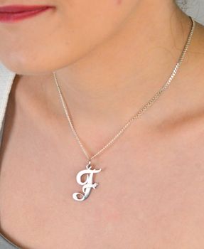 Zawieszka  srebrna próba 925 literka F DIA-ZAW-8664-F-925 Elegancka i wyrazista zawieszka w kształcie literki F, wykonana z najwyższej jakości srebra próby 925 (1).JPG