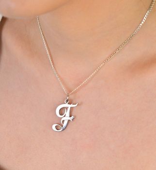 Zawieszka  srebrna próba 925 literka F DIA-ZAW-8664-F-925 Elegancka i wyrazista zawieszka w kształcie literki F, wykonana z najwyższej jakości srebra próby 925 (2).JPG