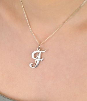 Zawieszka  srebrna próba 925 literka F DIA-ZAW-8664-F-925 Elegancka i wyrazista zawieszka w kształcie literki F, wykonana z najwyższej jakości srebra próby 925 (3).JPG