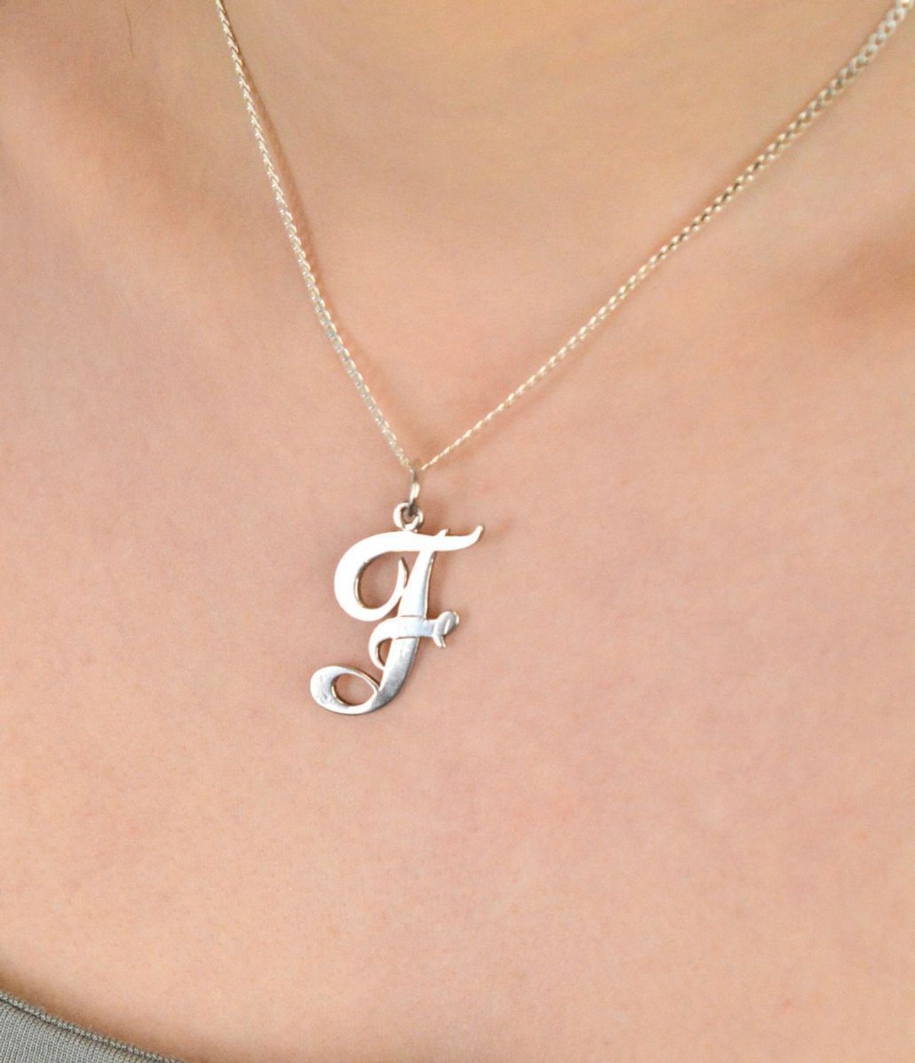 Zawieszka  srebrna próba 925 literka F DIA-ZAW-8664-F-925 1.jpg