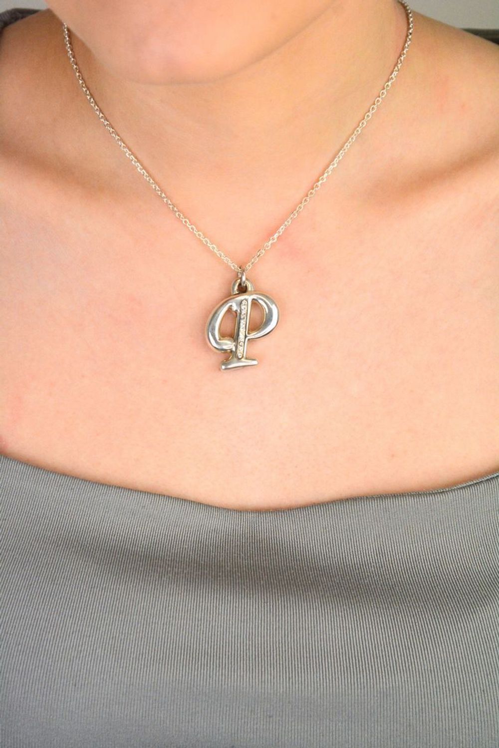 Zawieszka srebrna literka P próba 925, zdobiona cyrkoniami DIA-ZAW-8665-P-925 Jeśli szukasz biżuterii, która łączy elegancję z osobistym znaczeniem – zawieszka w kształcie literki P 1.jpg