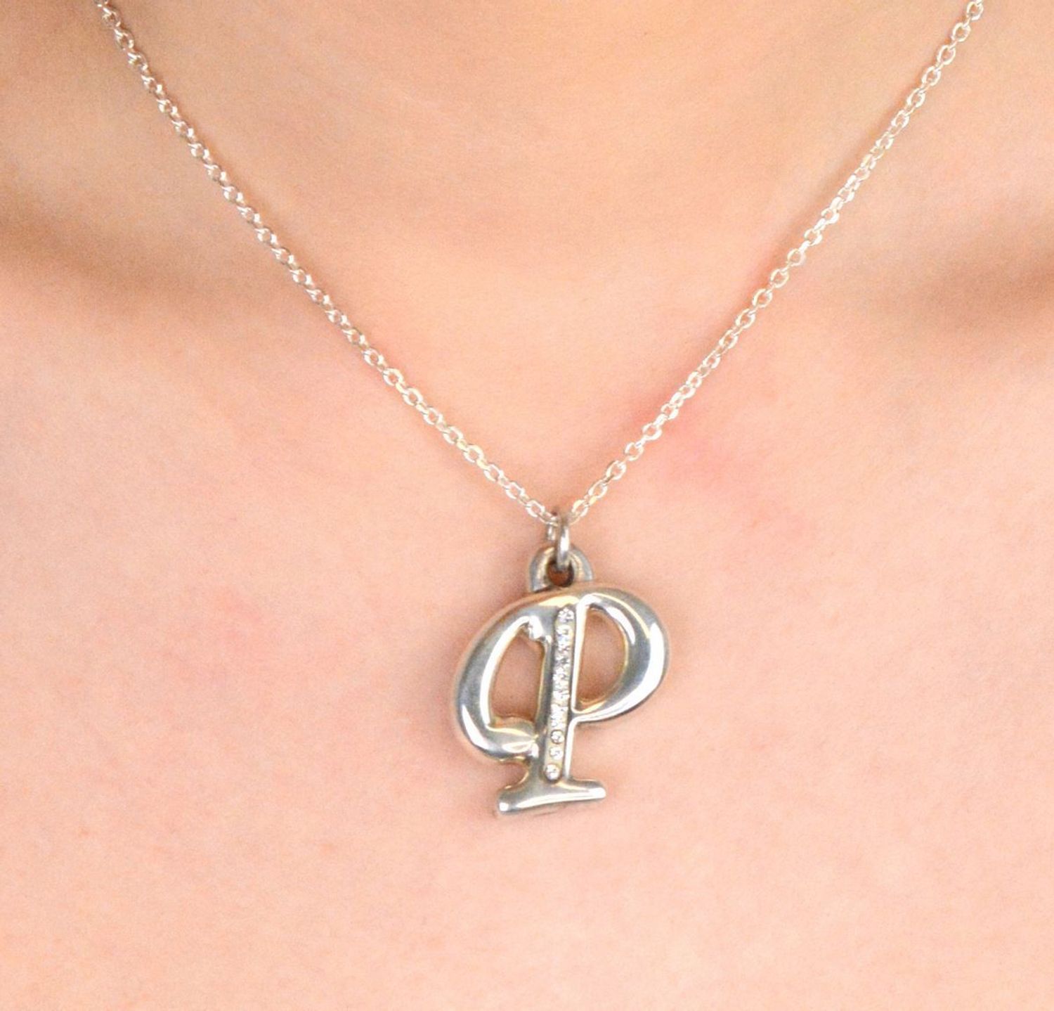 Zawieszka srebrna literka P próba 925, zdobiona cyrkoniami DIA-ZAW-8665-P-925 Jeśli szukasz biżuterii, która łączy elegancję z osobistym znaczeniem – zawieszka w kształcie literki P 1.jpg