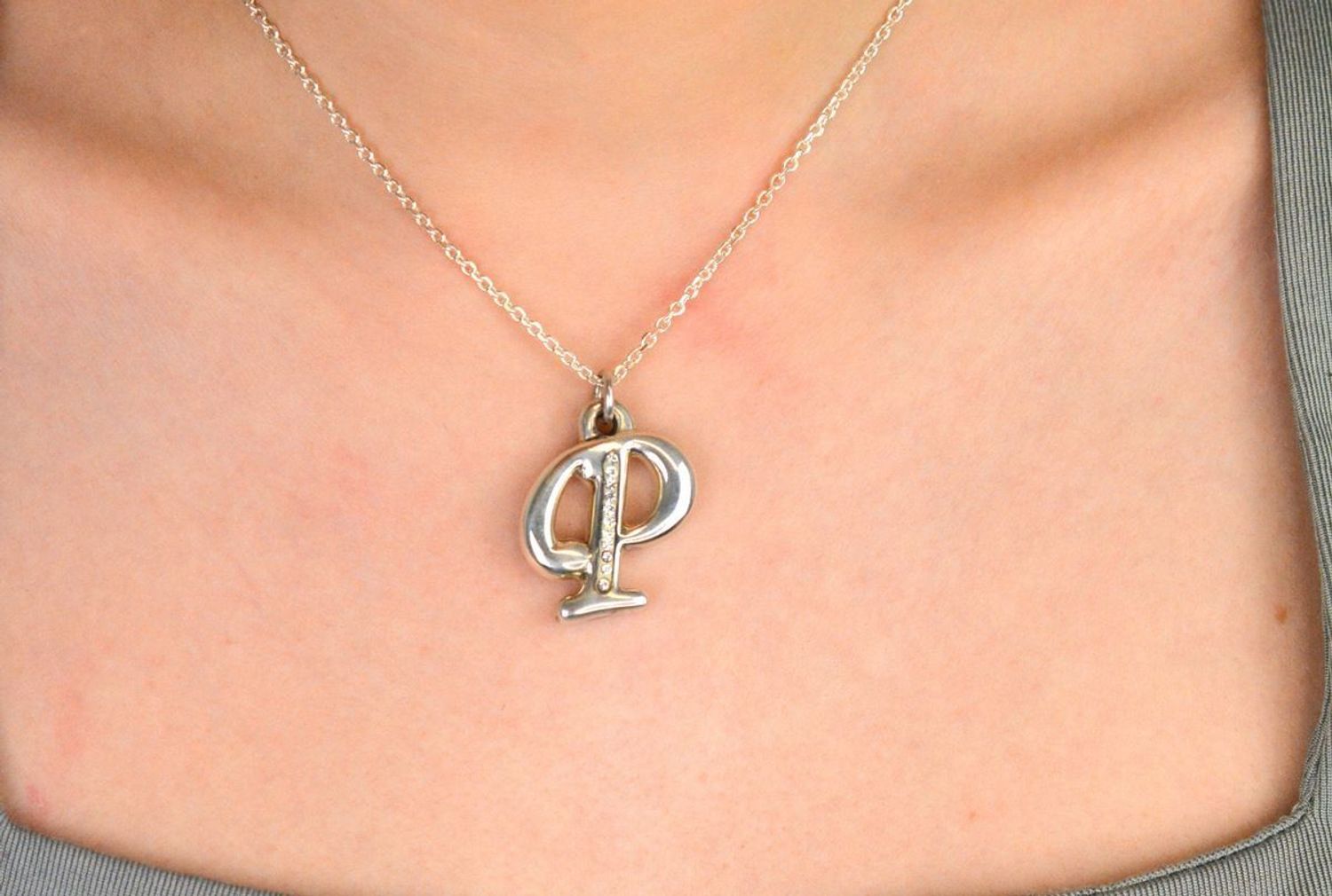 Zawieszka srebrna literka P próba 925, zdobiona cyrkoniami DIA-ZAW-8665-P-925 Jeśli szukasz biżuterii, która łączy elegancję z osobistym znaczeniem – zawieszka w kształcie literki P 1.jpg