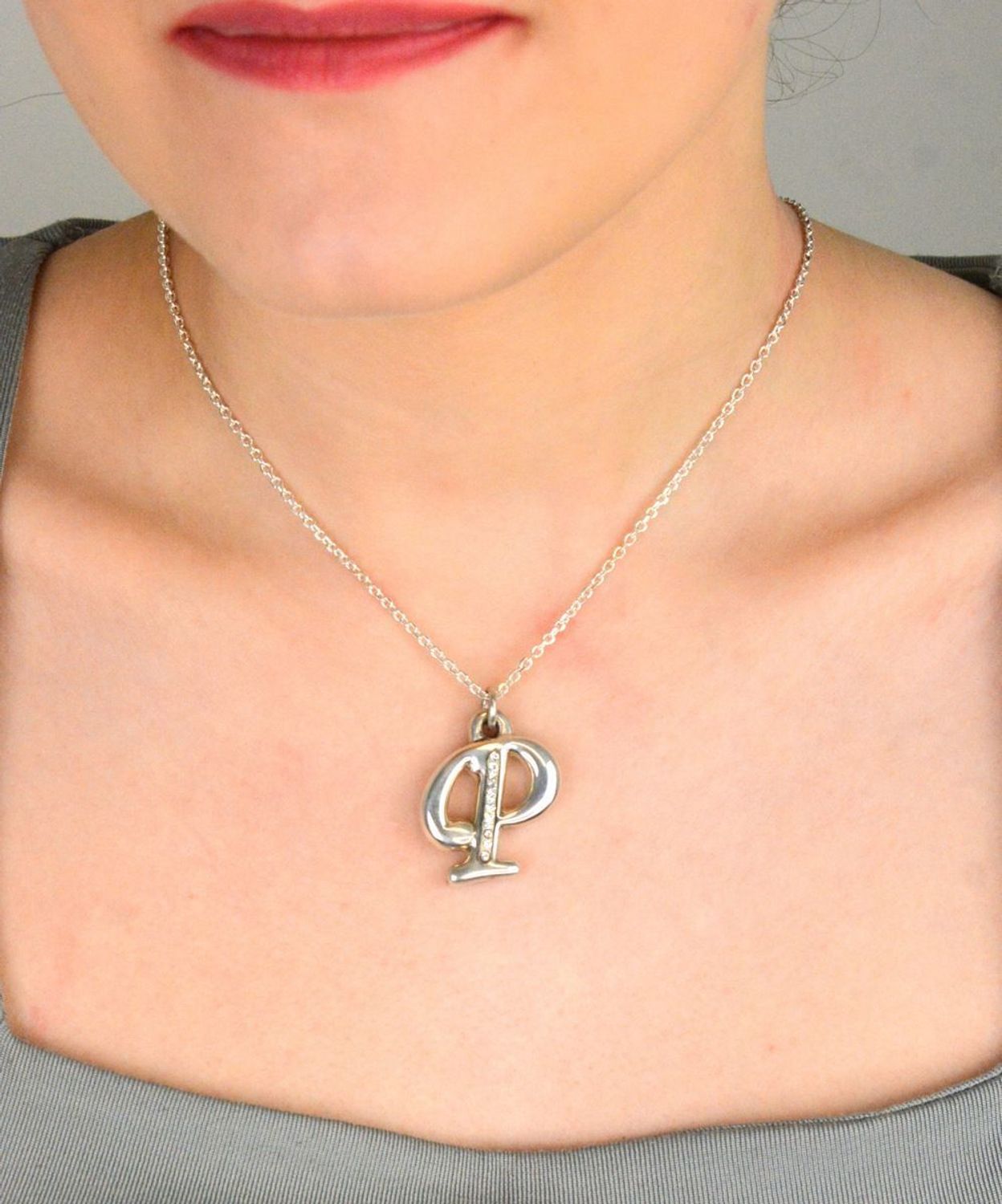 Zawieszka srebrna literka P próba 925, zdobiona cyrkoniami DIA-ZAW-8665-P-925 Jeśli szukasz biżuterii, która łączy elegancję z osobistym znaczeniem – zawieszka w kształcie literki P 1.jpg
