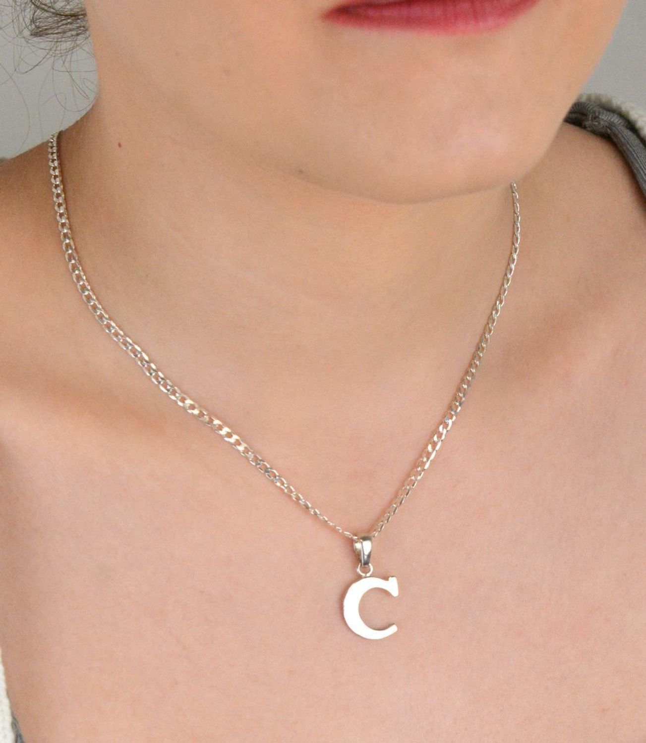 Zawieszka srebrna próba 925, literka C DIA-ZAW-8667-C-925 Zawieszka w kształcie literki C, wykonana ze srebra próby 925, to prosty, ale niezwykle elegancki dodatek, 1.jpg