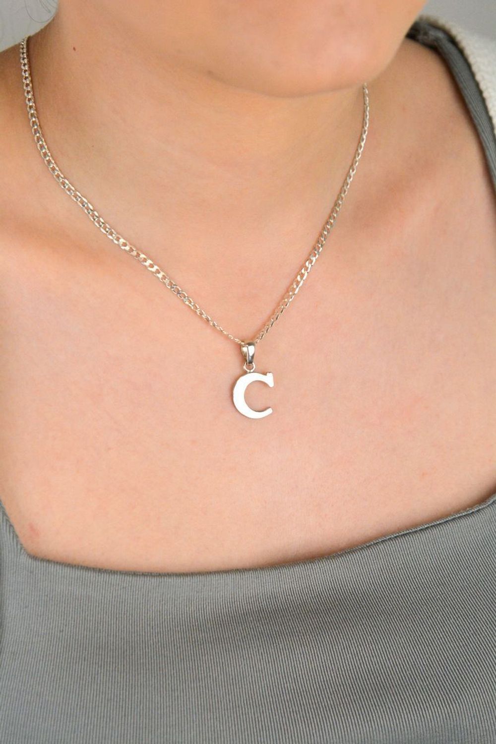 Zawieszka srebrna próba 925, literka C DIA-ZAW-8667-C-925 Zawieszka w kształcie literki C, wykonana ze srebra próby 925, to prosty, ale niezwykle elegancki dodatek, 1.jpg