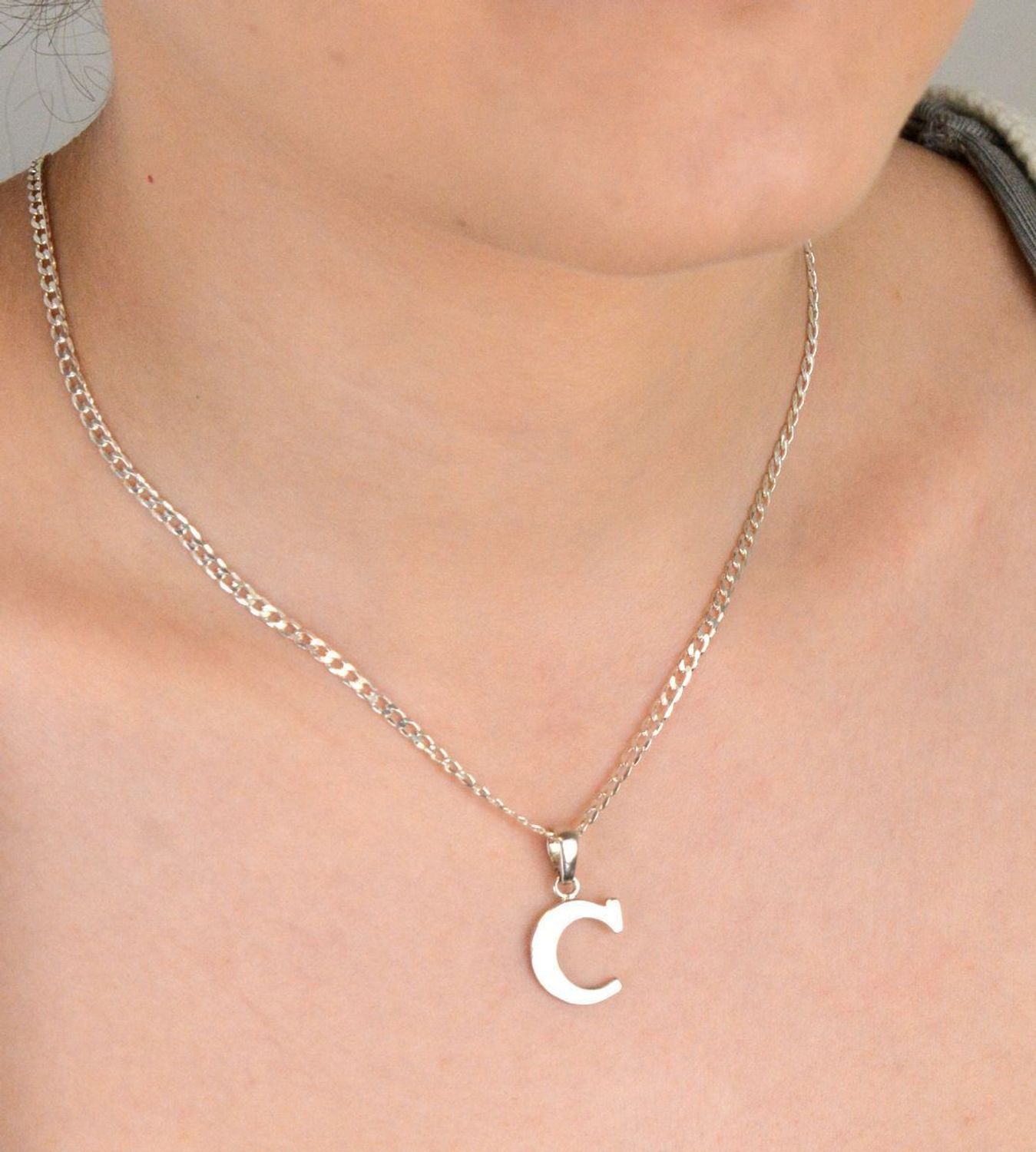 Zawieszka srebrna próba 925, literka C DIA-ZAW-8667-C-925 Zawieszka w kształcie literki C, wykonana ze srebra próby 925, to prosty, ale niezwykle elegancki dodatek, 1.jpg