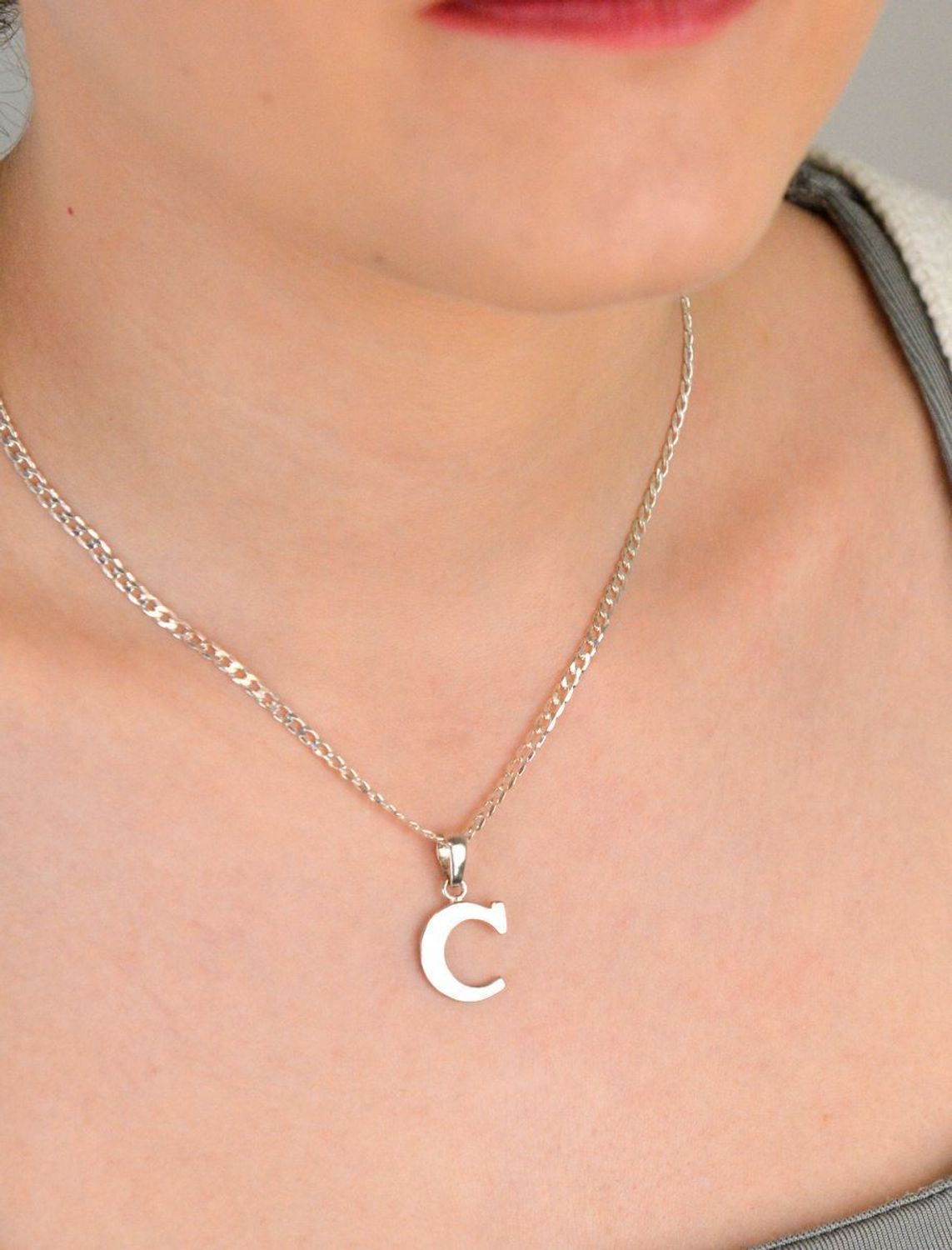 Zawieszka srebrna próba 925, literka C DIA-ZAW-8667-C-925 Zawieszka w kształcie literki C, wykonana ze srebra próby 925, to prosty, ale niezwykle elegancki dodatek, 1.jpg