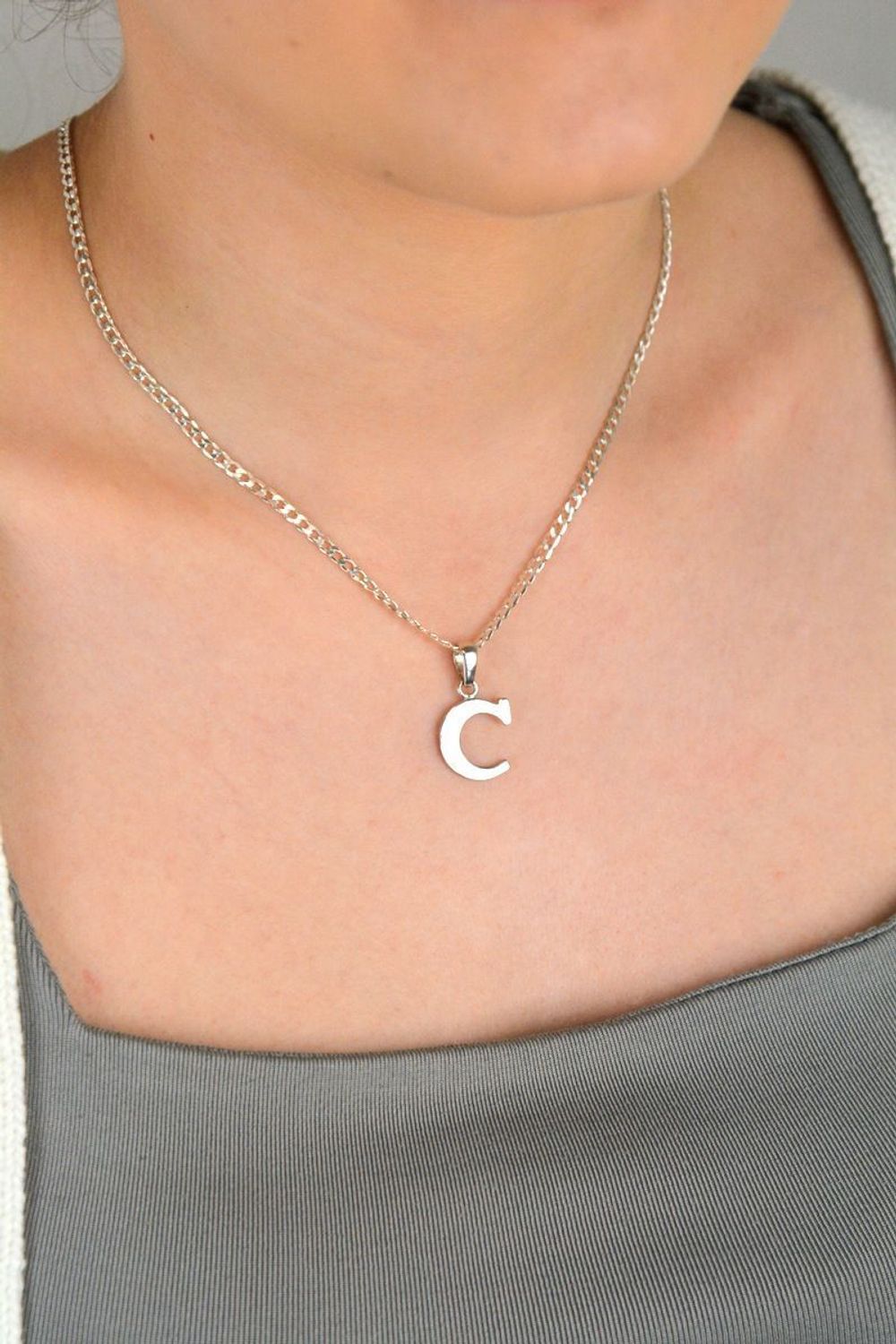 Zawieszka srebrna próba 925, literka C DIA-ZAW-8667-C-925 Zawieszka w kształcie literki C, wykonana ze srebra próby 925, to prosty, ale niezwykle elegancki dodatek, 1.jpg