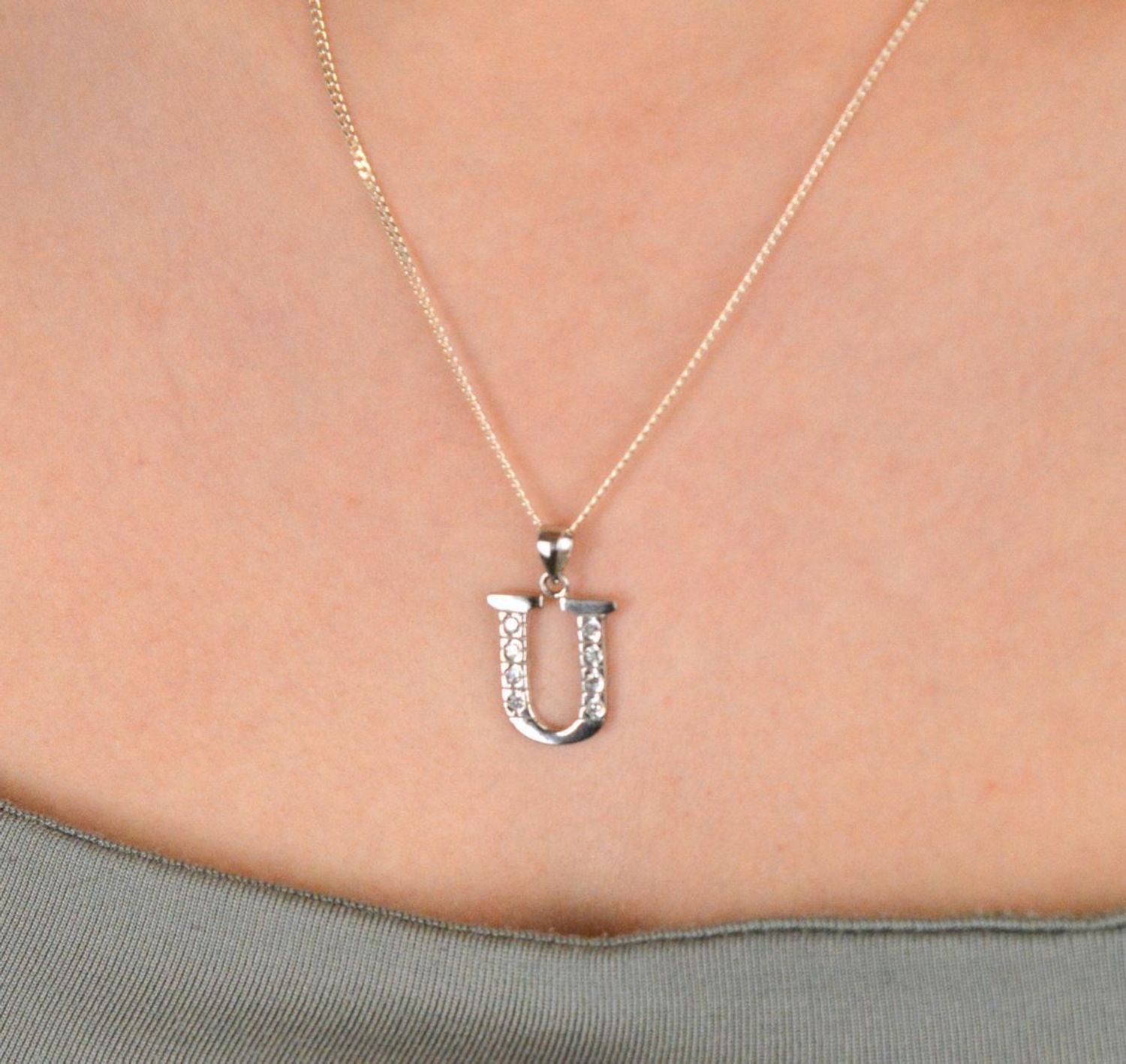 Zawieszka srebrna próba 925, literka U w cyrkonie DIA-ZAW-8669-U-925 Stylowa i elegancka zawieszka w kształcie literki U, wykonana z wysokiej jakości srebra próby 925, ozdobiona mieniącymi się 1.jpg