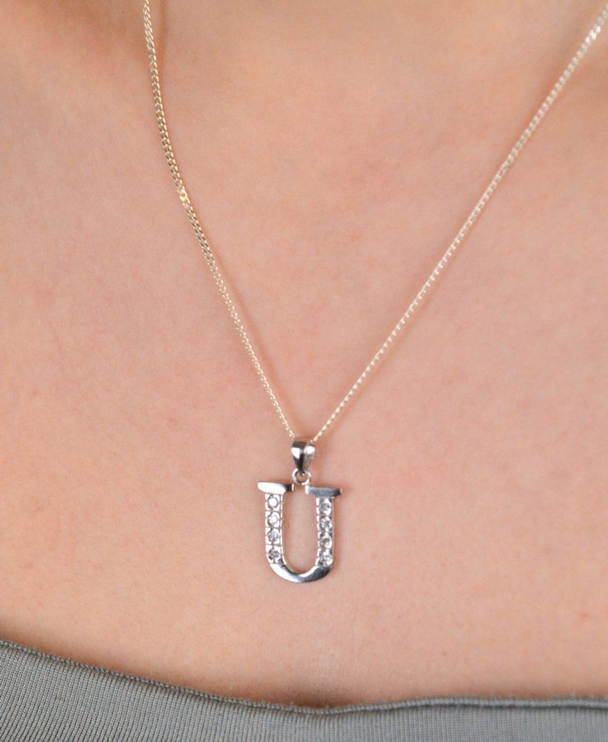 Zawieszka srebrna próba 925, literka U w cyrkonie DIA-ZAW-8669-U-925 Stylowa i elegancka zawieszka w kształcie literki U, wykonana z wysokiej jakości srebra próby 925, ozdobiona mieniącymi się 1.jpg