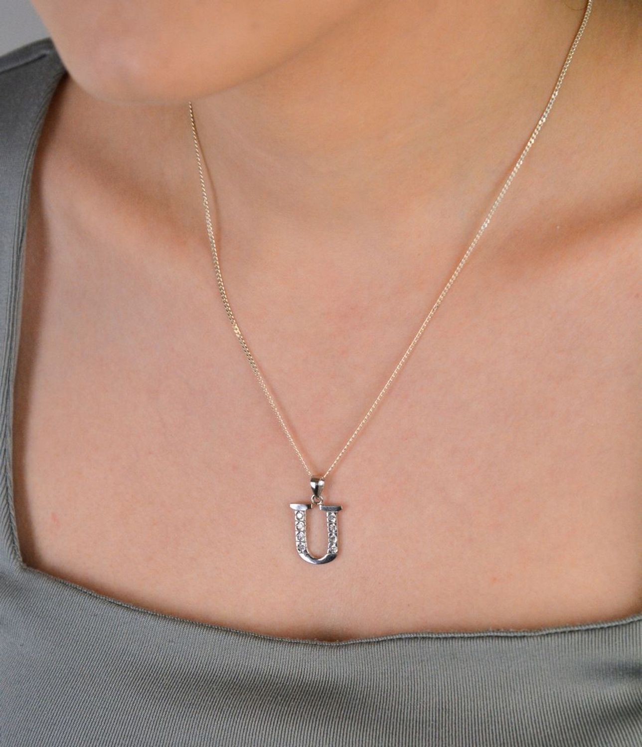 Zawieszka srebrna próba 925, literka U w cyrkonie DIA-ZAW-8669-U-925 Stylowa i elegancka zawieszka w kształcie literki U, wykonana z wysokiej jakości srebra próby 925, ozdobiona mieniącymi się 1.jpg
