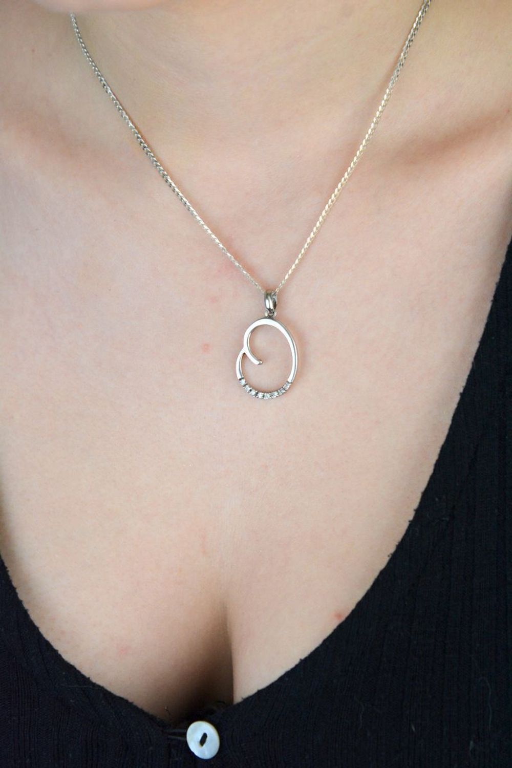 Zawieszka srebrna próba 925, literka O zdobiona cyrkoniami DIA-ZAW-8670-O-925 Wyjątkowa zawieszka w kształcie literki O, wykonana z najwyższej jakości srebra próby 925 i ozdobiona subtelnymi, 1.jpg