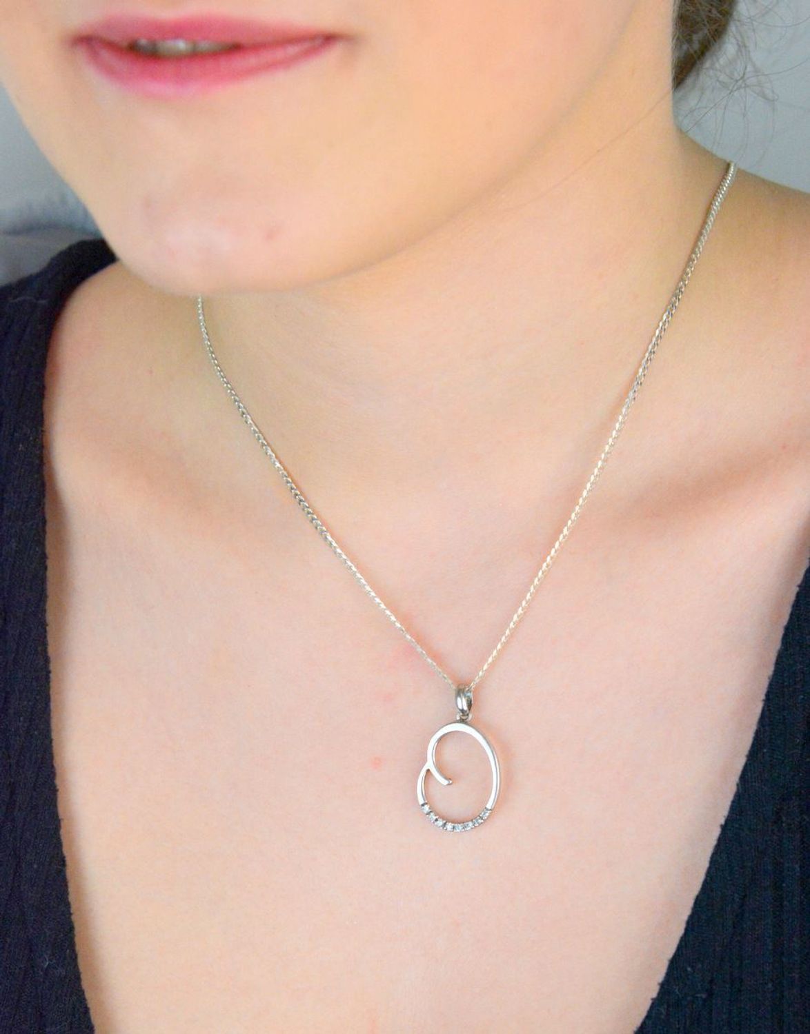 Zawieszka srebrna próba 925, literka O zdobiona cyrkoniami DIA-ZAW-8670-O-925 Wyjątkowa zawieszka w kształcie literki O, wykonana z najwyższej jakości srebra próby 925 i ozdobiona subtelnymi, 1.jpg