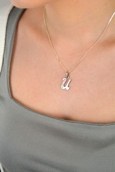 Zawieszka srebrna literka U zdobiona cyrkoniami próba 925, DIA-ZAW-8671-U-925 Zawieszka srebrna w kształcie literki „U” ozdobiona cyrkoniami to elegancki i subtelny element biżuterii, (1).JPG