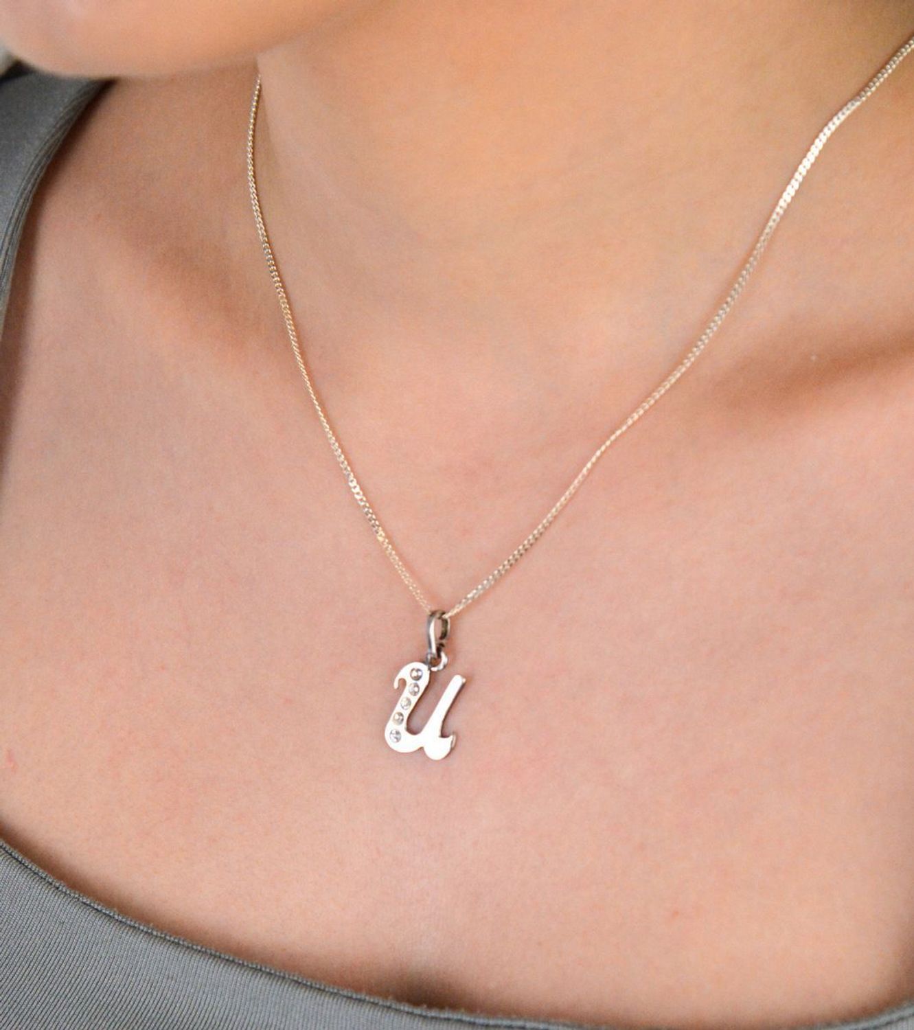 Zawieszka srebrna literka U zdobiona cyrkoniami próba 925, DIA-ZAW-8671-U-925 Zawieszka srebrna w kształcie literki „U” ozdobiona cyrkoniami to elegancki i subtelny element biżuterii, 1.jpg