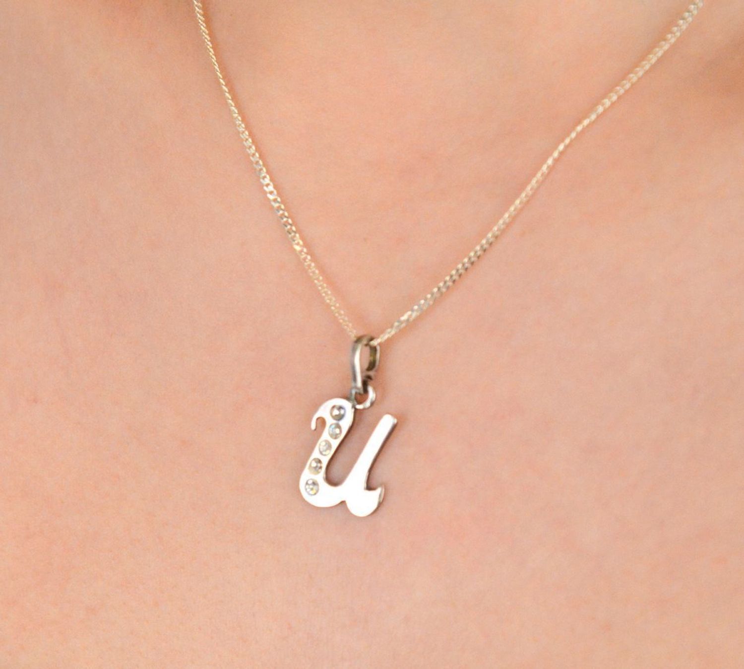 Zawieszka srebrna literka U zdobiona cyrkoniami próba 925, DIA-ZAW-8671-U-925 Zawieszka srebrna w kształcie literki „U” ozdobiona cyrkoniami to elegancki i subtelny element biżuterii, 1.jpg