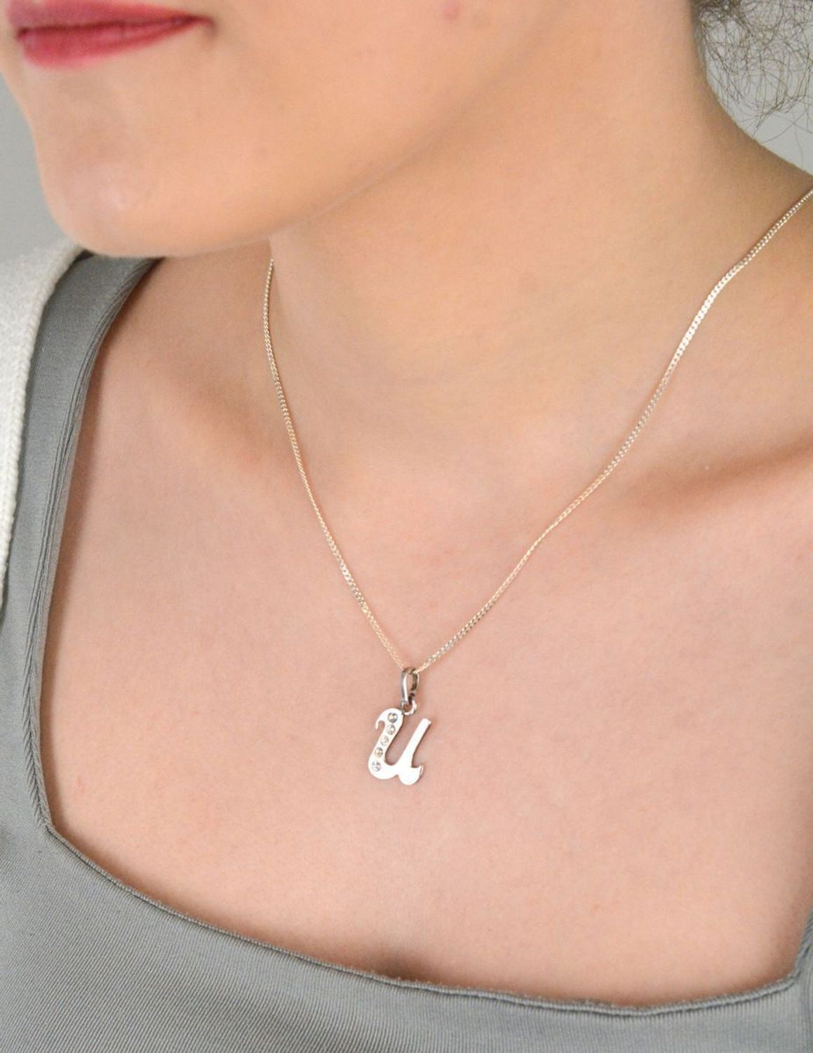 Zawieszka srebrna literka U zdobiona cyrkoniami próba 925, DIA-ZAW-8671-U-925 Zawieszka srebrna w kształcie literki „U” ozdobiona cyrkoniami to elegancki i subtelny element biżuterii, 1.jpg