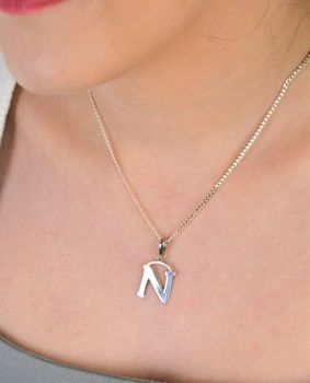 Zawieszka srebrna próba 925, literka N DIA-ZAW-8672-N-925 Elegancka zawieszka wykonana z wysokiej jakości srebra próby 925, w kształcie literki N (1).JPG