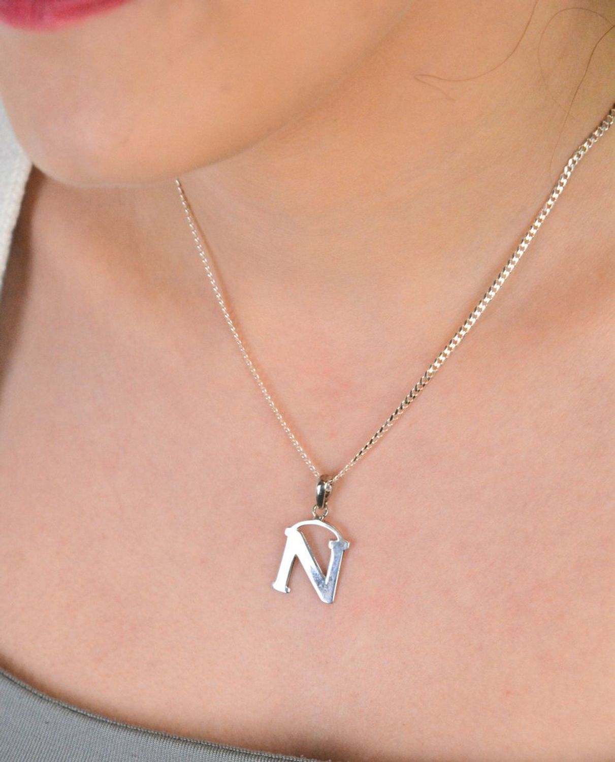 Zawieszka srebrna próba 925, literka N DIA-ZAW-8672-N-925 Elegancka zawieszka wykonana z wysokiej jakości srebra próby 925, w kształcie literki N.1.jpg