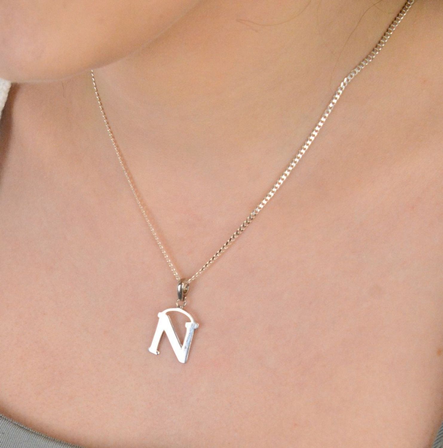 Zawieszka srebrna próba 925, literka N DIA-ZAW-8672-N-925 Elegancka zawieszka wykonana z wysokiej jakości srebra próby 925, w kształcie literki N.1.jpg