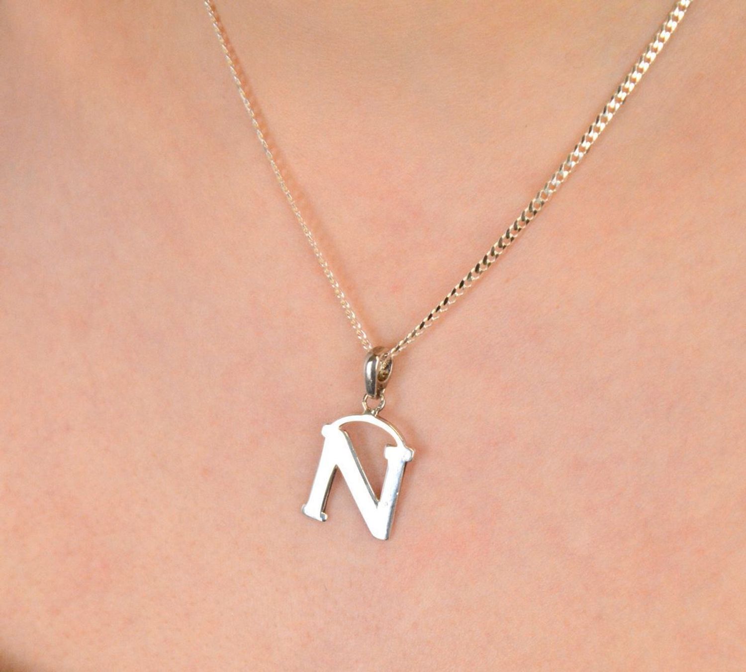 Zawieszka srebrna próba 925, literka N DIA-ZAW-8672-N-925 Elegancka zawieszka wykonana z wysokiej jakości srebra próby 925, w kształcie literki N.1.jpg