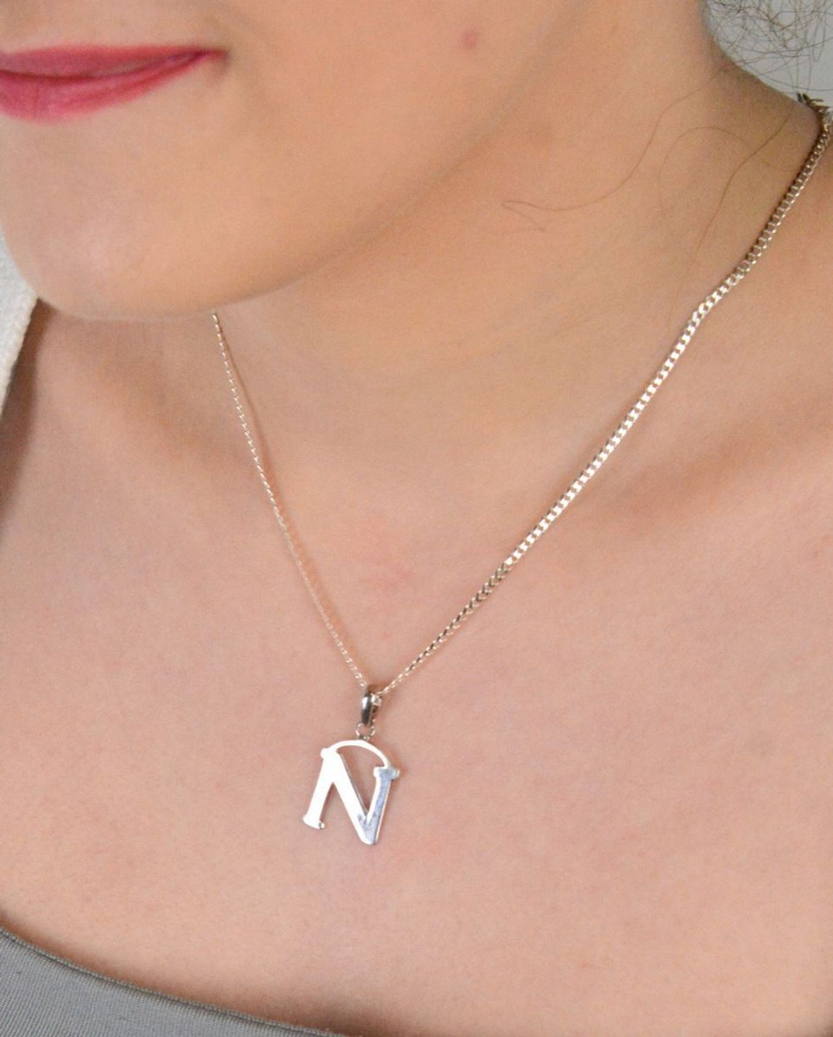 Zawieszka srebrna próba 925, literka N DIA-ZAW-8672-N-925 Elegancka zawieszka wykonana z wysokiej jakości srebra próby 925, w kształcie literki N.1.jpg