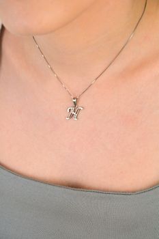 Zawieszka srebrna próba 925, Literka H zdobiona cyrkoniami DIA-ZAW-8673-H-925 Zawieszka w kształcie literki „H” ozdobiona cyrkoniami to elegancka biżuteria wykonana z wysokiej jakości srebra próby 925 (1).JPG